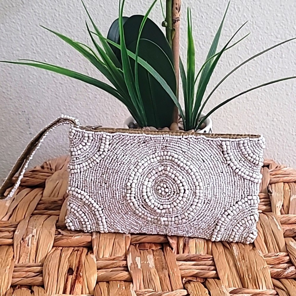 🌻 TOMMY BAHAMA HAND BEADED WRISTLET.